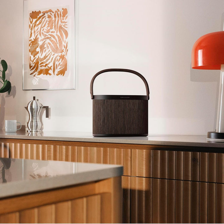 Bang & Olufsen Beosound A5 - Difuzor portabil Bluetooth 360 ° portabil și pentru acasă, cu cablu USB-C și placă de încărcare wireless Qi integrată - stejar închis
