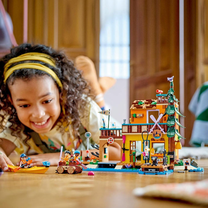 LEGO Friends Tabără de aventură cu caiac, jucărie de construcție pentru jocuri de rol, idee de cadou pentru fete și băieți de la 7 ani, set cu 3 figurine și un urs, jucărie de camping 42626